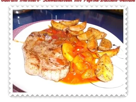 Fleisch: Marinierte Steaks mit Paprika-Zucchini-Gemüse und Kräuter-Ofenkartoffeln - Rezept