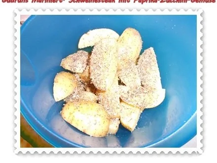 Fleisch: Marinierte Steaks mit Paprika-Zucchini-Gemüse und Kräuter-Ofenkartoffeln - Rezept - Bild Nr. 3