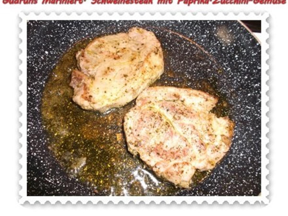 Fleisch: Marinierte Steaks mit Paprika-Zucchini-Gemüse und Kräuter ...