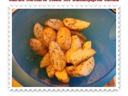 Fleisch: Marinierte Steaks mit Paprika-Zucchini-Gemüse und Kräuter-Ofenkartoffeln - Rezept - Bild Nr. 4