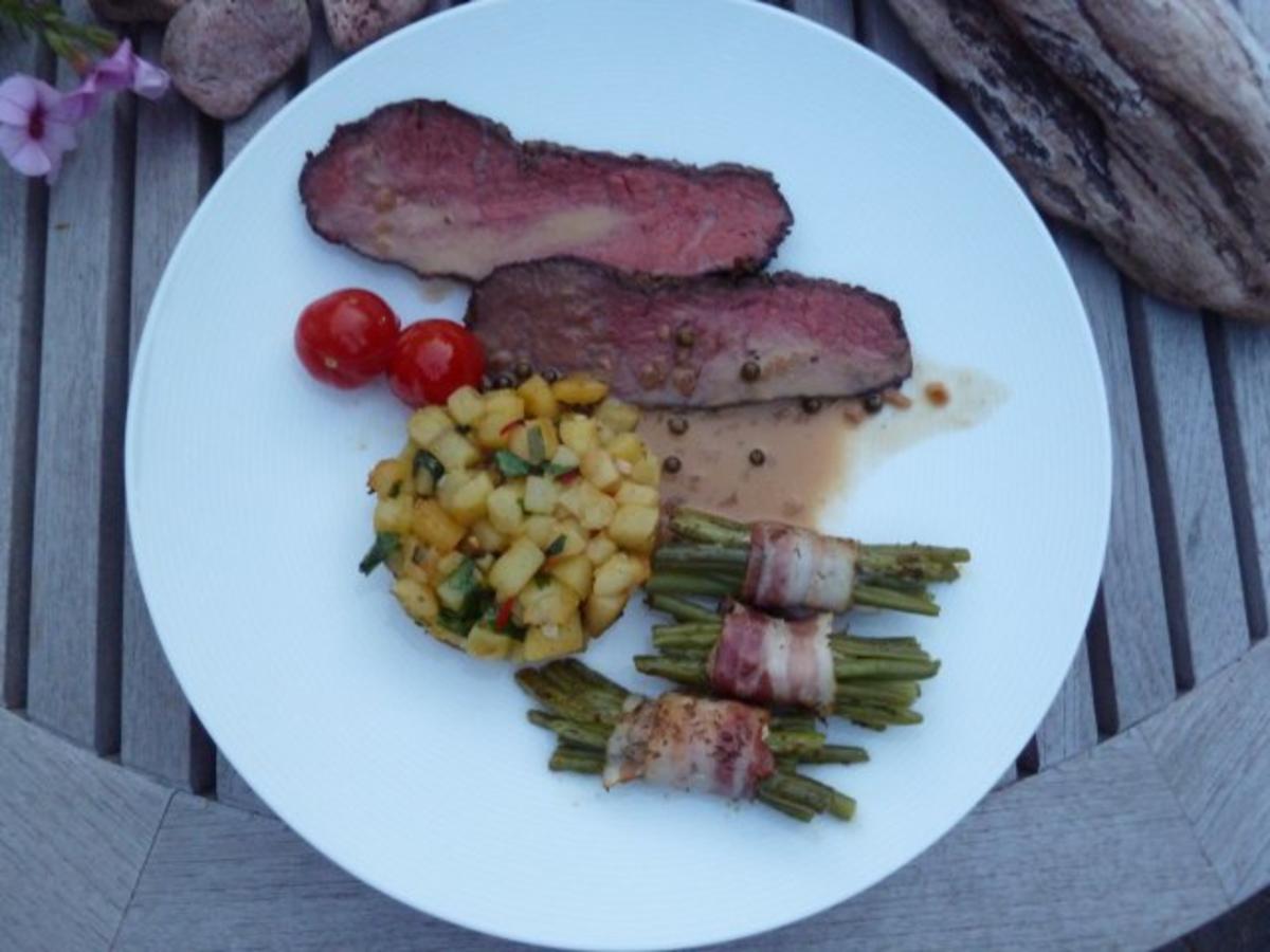 Roastbeef mit grüner Pfeffersoße, Würzkartoffeln und Pinzessbohnen im
Speckgürtel - Rezept Durch Das perfekte Dinner