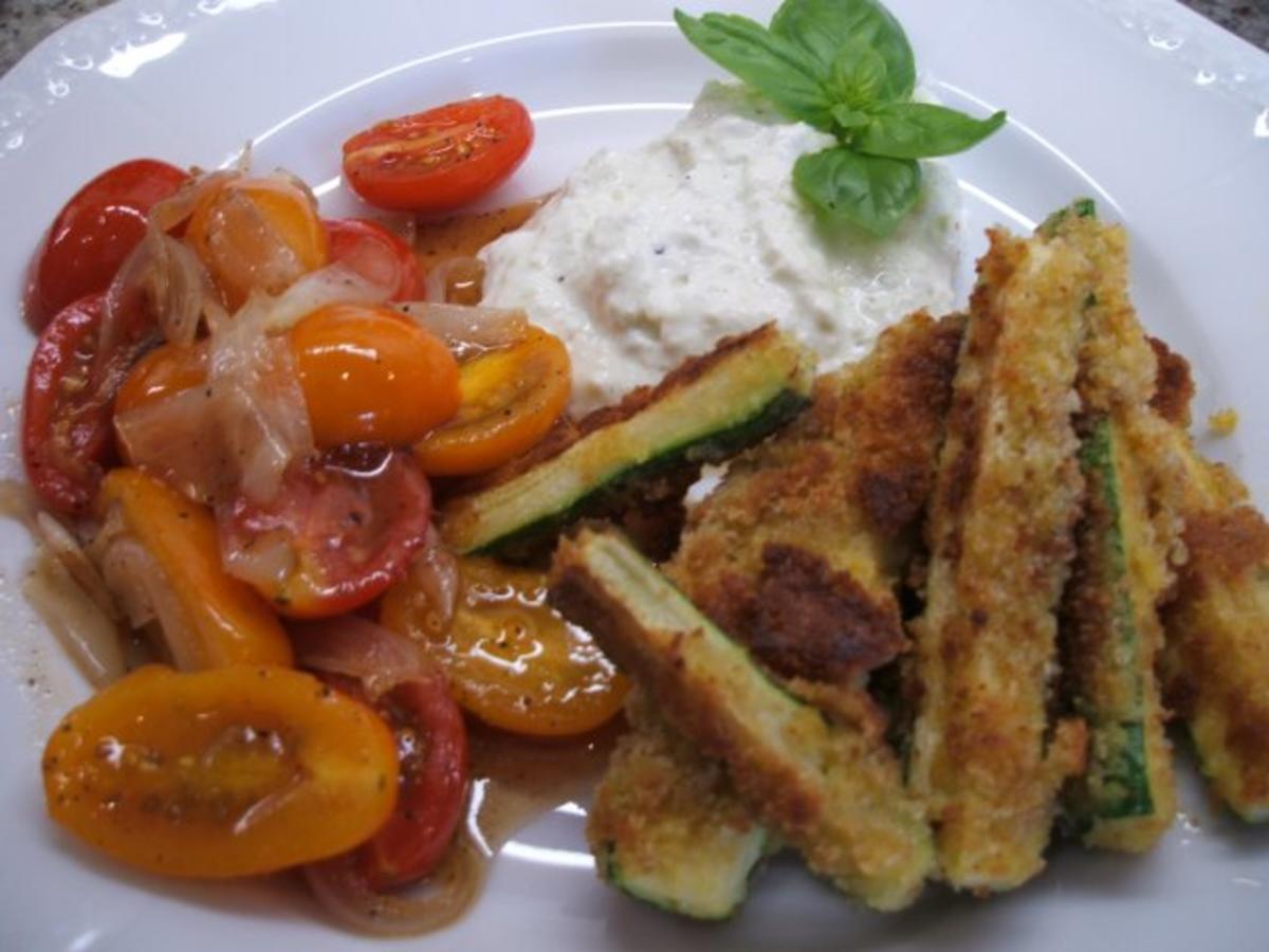 Gemüse: Panierte Zucchinisticks mit warmem Tomatensalat - Rezept