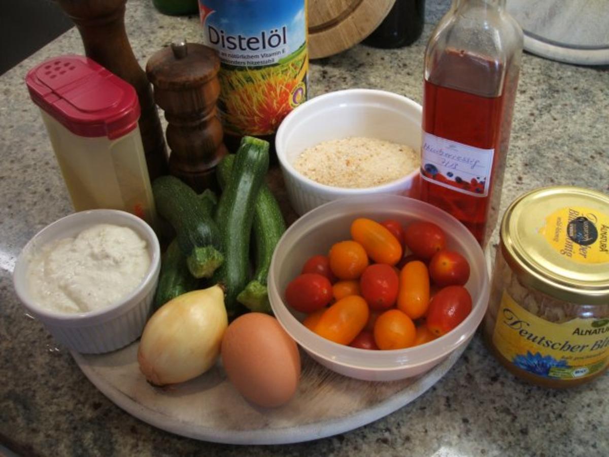 Gemüse: Panierte Zucchinisticks mit warmem Tomatensalat - Rezept - Bild Nr. 2