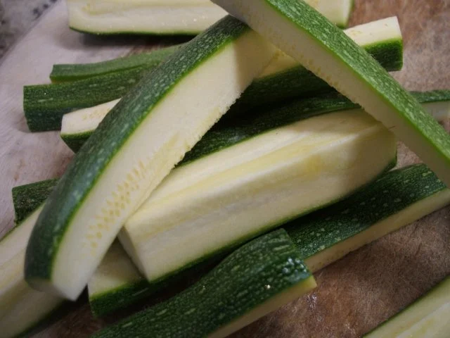 Gemüse: Panierte Zucchinisticks mit warmem Tomatensalat - Rezept - Bild Nr. 3