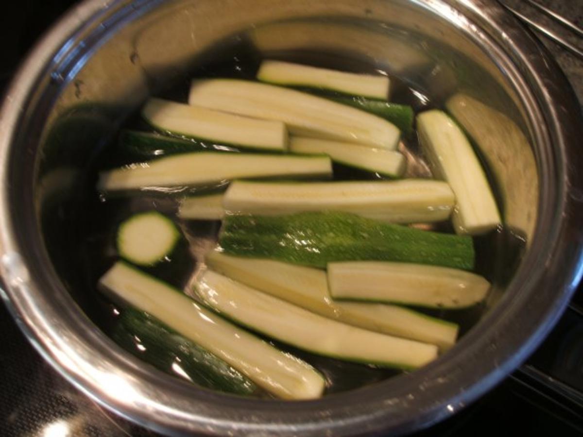 Gemüse: Panierte Zucchinisticks mit warmem Tomatensalat - Rezept - Bild Nr. 4