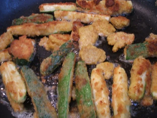 Gemüse: Panierte Zucchinisticks mit warmem Tomatensalat - Rezept - Bild Nr. 7