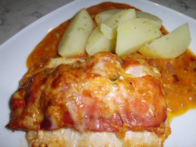 Geschichtete Käse-Hähnchenbrustfilets in einer Zwiebel-Senfsahnesauce, überbacken - Rezept