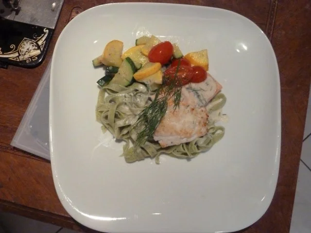 Rezept: Fisch aus eigenem Fang auf Gemüse der Saison, Kräuterbandnudeln und Weißweinsoße Fisch aus eigenem Fang auf Gemüse der Saison, Kräuterbandnudeln und Weißweinsoße - Rezept