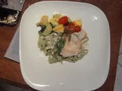 Rezept: Fisch aus eigenem Fang auf Gemรผse der Saison, Krรคuterbandnudeln und Weiรweinsoรe Fisch aus eigenem Fang auf Gemรผse der Saison, Krรคuterbandnudeln und Weiรweinsoรe - Rezept