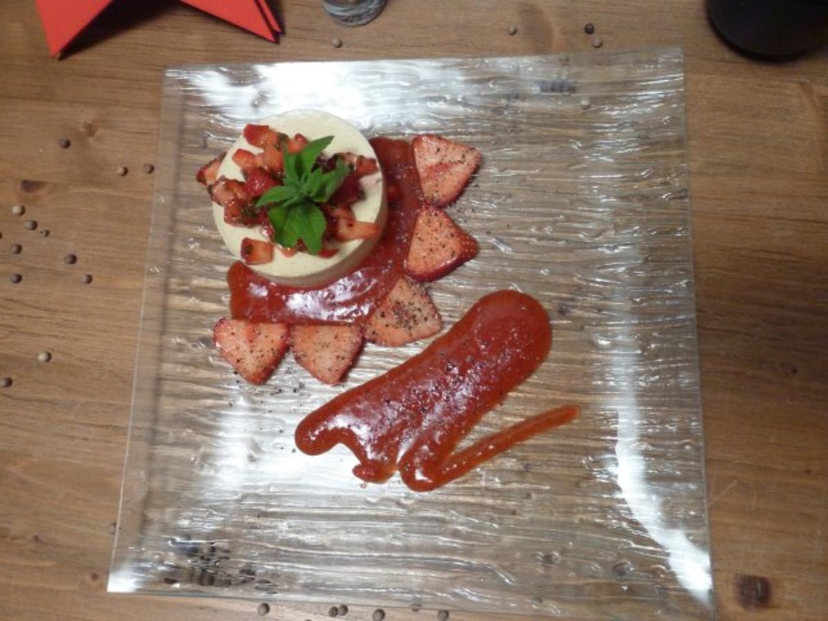 Erdbeerragout mit schwarzem Kampot Pfeffer, Eisenkraut und
Quark-Sahne-Parfait - Rezept Eingereicht von Das perfekte Dinner