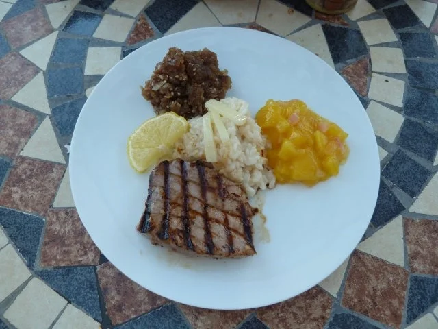 Rezept: Zweierlei vom Thunfisch an Risotto und Mango-Chutney und Amuse Gueule: Campari-Apfel-Gelee Zweierlei vom Thunfisch an Risotto und Mango-Chutney und Amuse Gueule: Campari-Apfel-Gelee - Rezept