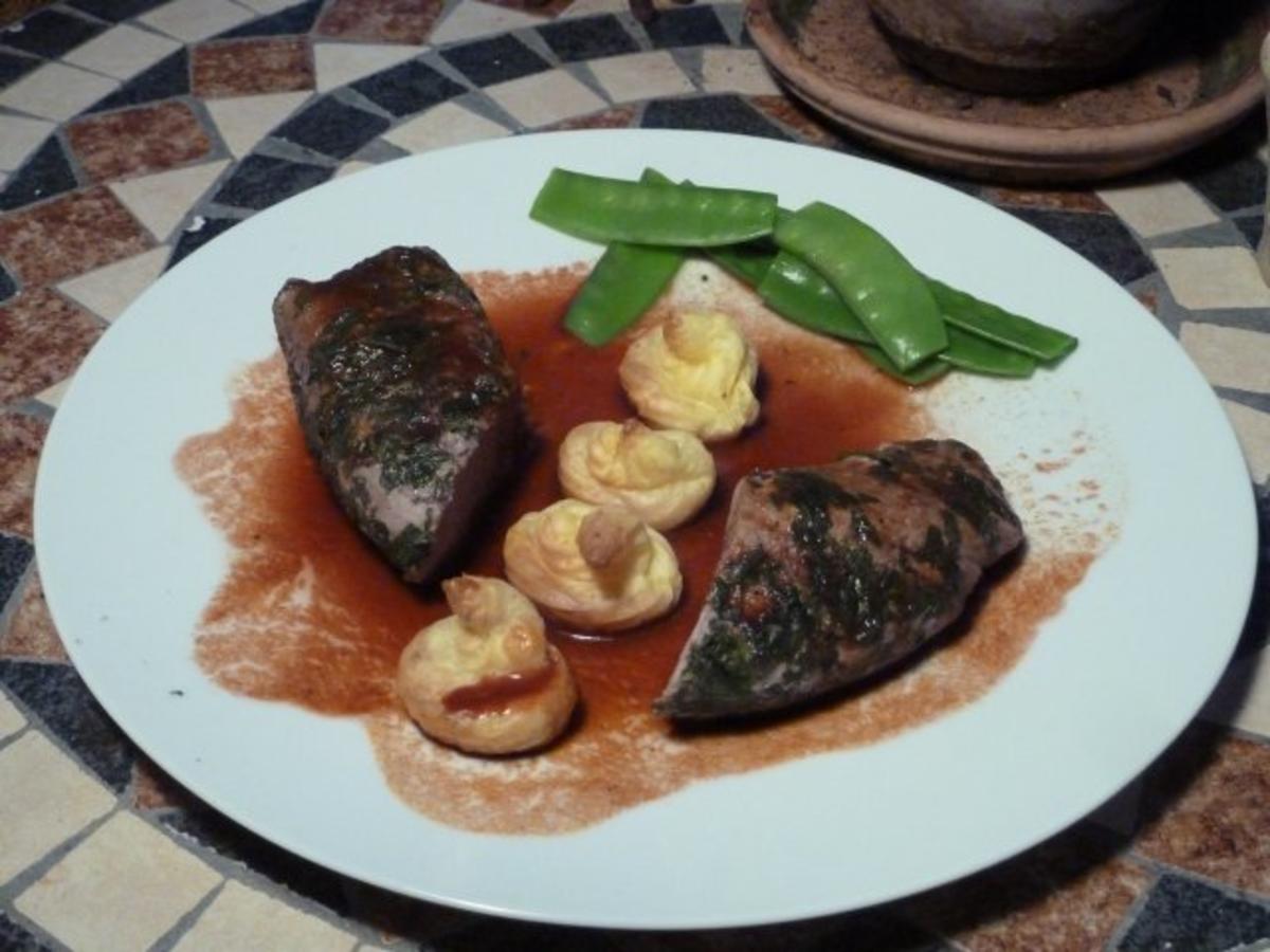 Iberico Filet im Kräuterquartett mit Herzoginnenkartoffeln, Rotweinjus
und Kaiserschoten - Rezept By Das perfekte Dinner