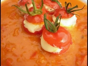 Rezept: Gefüllte Kirschtomaten und Tomaten-Paprika-Suppe Gefüllte Kirschtomaten und Tomaten-Paprika-Suppe - Rezept