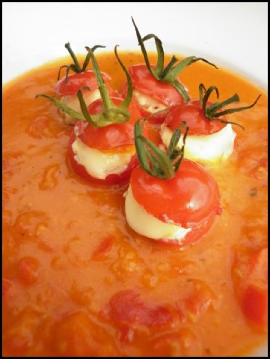 Gefüllte Kirschtomaten und Tomaten-Paprika-Suppe - Rezept - kochbar.de