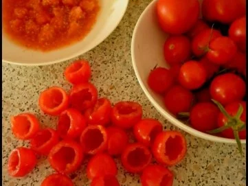 Rezept: Gefüllte Kirschtomaten und Tomaten-Paprika-Suppe Bild Nr. 2 Gefüllte Kirschtomaten und Tomaten-Paprika-Suppe - Rezept - Bild Nr. 2