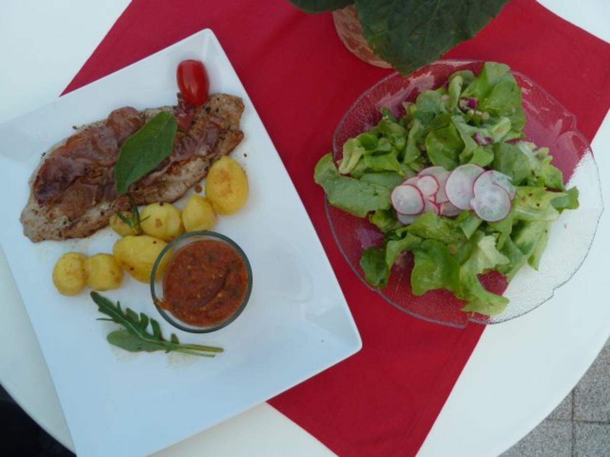 Saltimbocca mit Rosmarinkartöffelchen, Tomatensoße und einem Gartensalat - Rezept