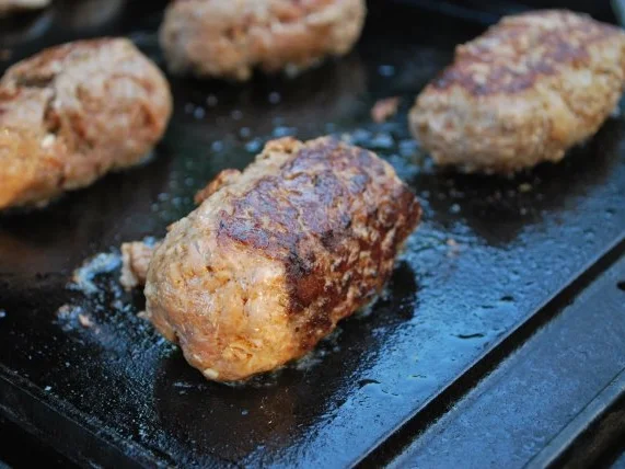 Annis Bifteki vom Grill - Rezept - Bild Nr. 4