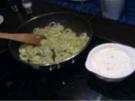 Schwein: Nackensteaks mit Zwiebeln & Zaziki - Rezept