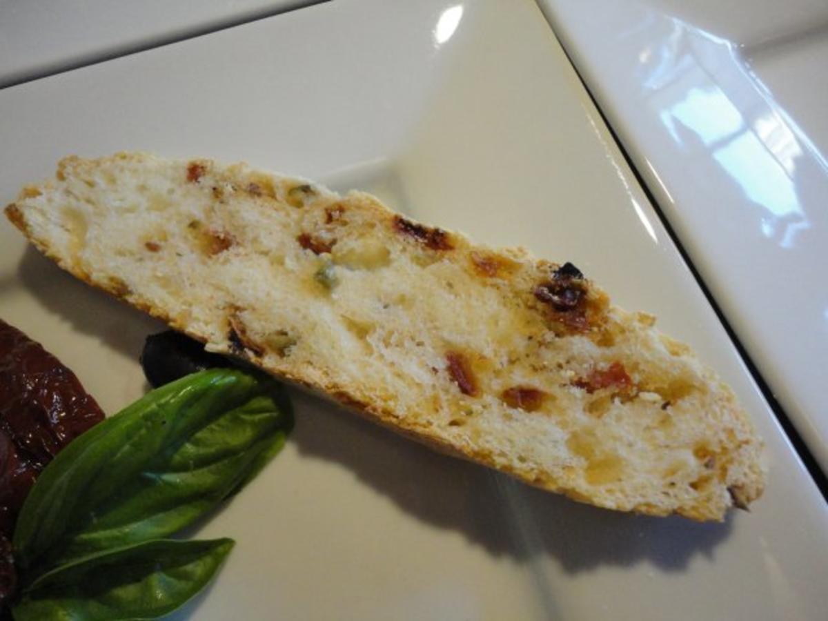 italienisches Tomaten Oliven Brot - Rezept