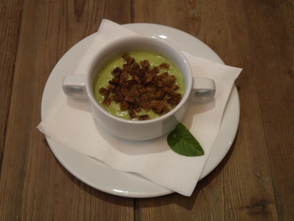 Zucchinicremesuppe mit Vinschger Paarlbrot-Croutons - davor Camembert ...