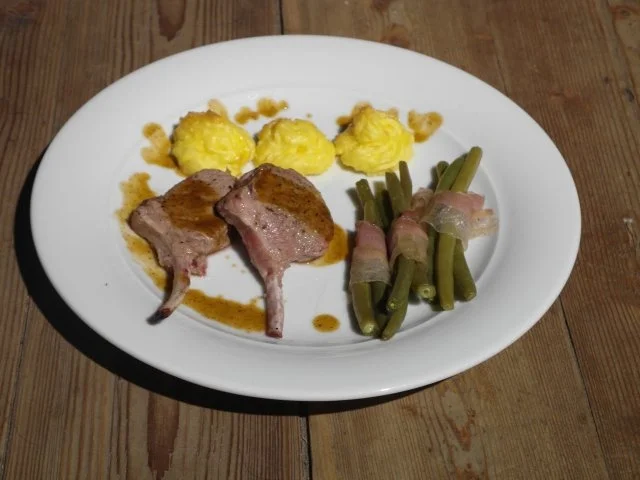 Lammcarreé mit Herzoginkartoffeln, dazu grüne Bohnen im Speckmantel - Rezept