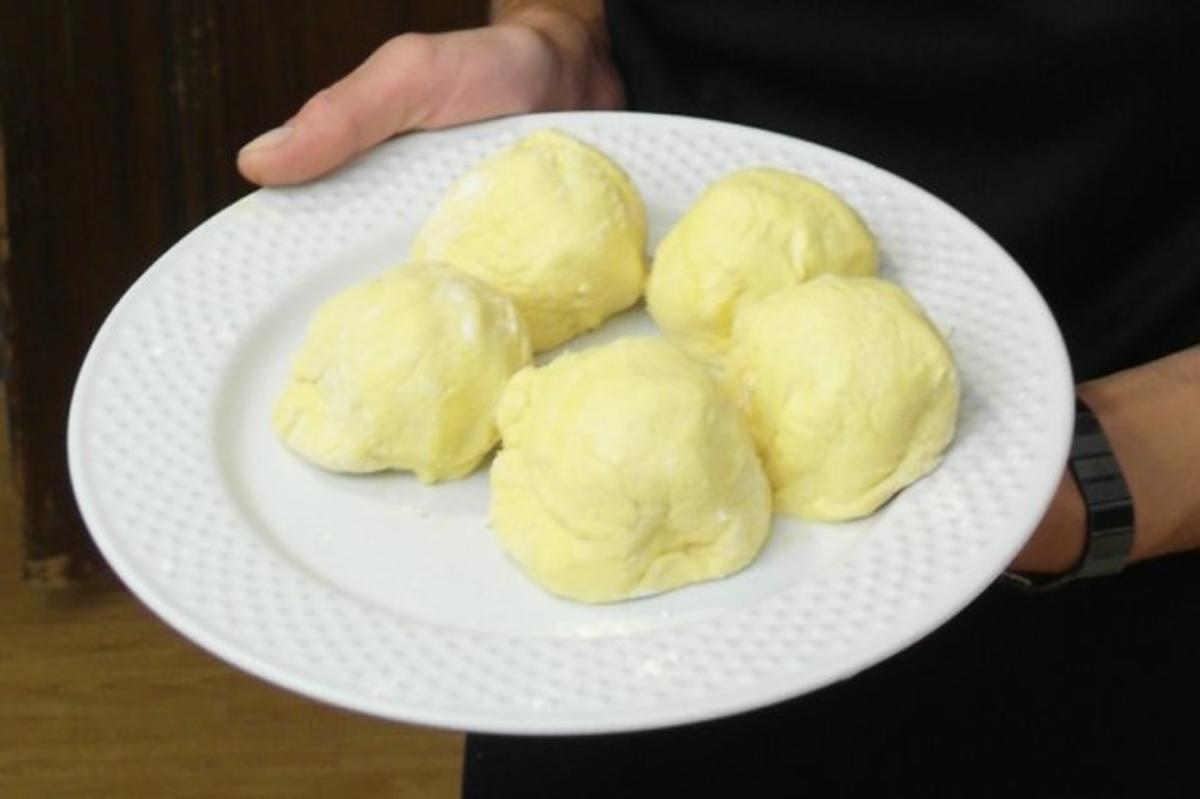 Marillenknödel mit Vinschger Marillenbrand - Rezept - kochbar.de