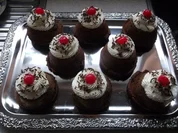 Rezept: Cupcakes "Schwarzwรคlder Kirsch" Cupcakes "Schwarzwรคlder Kirsch" - Rezept