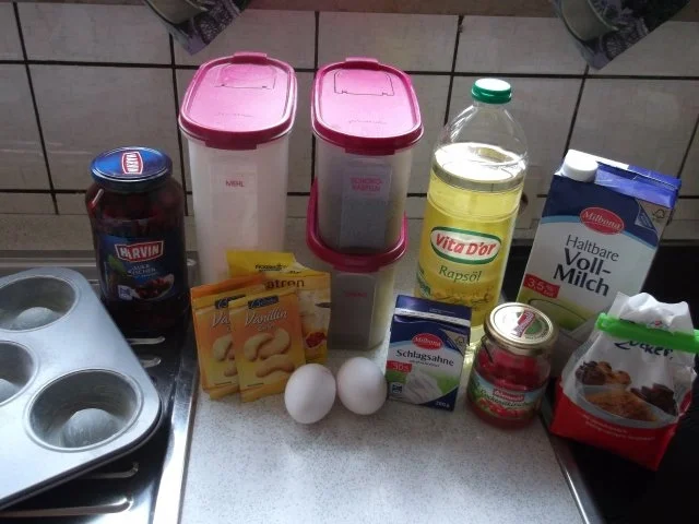 Rezept: Cupcakes "Schwarzwälder Kirsch" Bild Nr. 2 Cupcakes "Schwarzwälder Kirsch" - Rezept - Bild Nr. 2