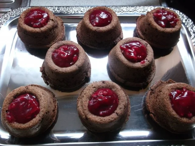 Rezept: Cupcakes "Schwarzwälder Kirsch" Bild Nr. 16 Cupcakes "Schwarzwälder Kirsch" - Rezept - Bild Nr. 16