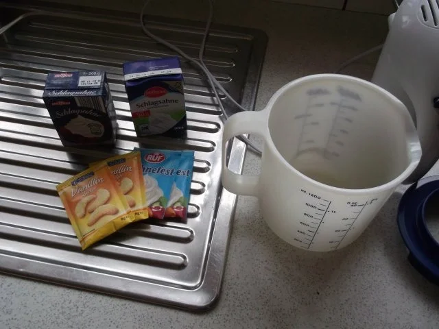 Rezept: Cupcakes "Schwarzwälder Kirsch" Bild Nr. 17 Cupcakes "Schwarzwälder Kirsch" - Rezept - Bild Nr. 17