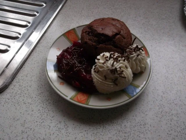 Rezept: Cupcakes "Schwarzwälder Kirsch" Bild Nr. 18 Cupcakes "Schwarzwälder Kirsch" - Rezept - Bild Nr. 18