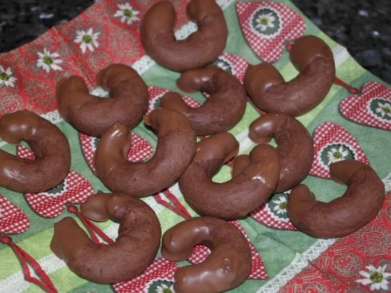 Rezept: Weihnachtsplätzchen: Schoko-Orangen-Kipferl Weihnachtsplätzchen: Schoko-Orangen-Kipferl - Rezept
