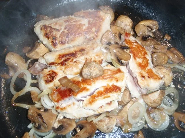 Involtini mit Polentatalern in Tomaten-Champignon Soße - Rezept - Bild Nr. 2