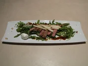 Einheimische Rindstagliata mit grünen Äpfeln und Büffelmozzarella auf Haselnusssalatbeet - Rezept