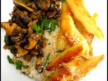 gebratene Schupfnudeln mit Zucchini-Soße und Pilzen - Rezept