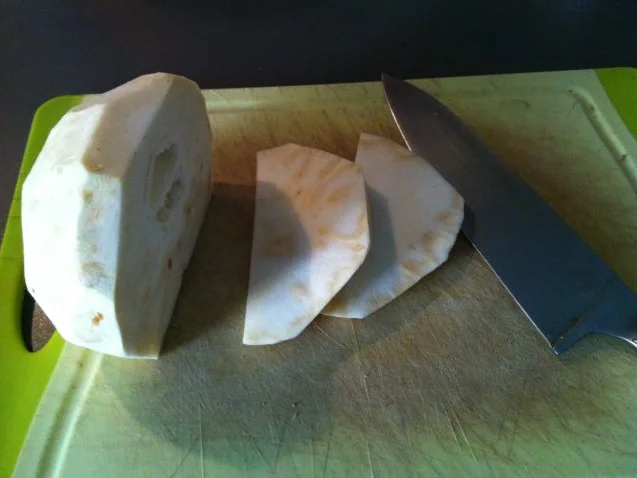 Rezept: Selleriescheiben mit Senf-Kräuterkruste Bild Nr. 2 Selleriescheiben mit Senf-Kräuterkruste - Rezept - Bild Nr. 2