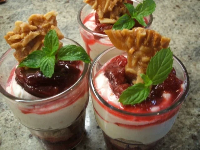 Rezept: Dessert: Schmandcreme mit Zwetschgenkompott Dessert: Schmandcreme mit Zwetschgenkompott - Rezept