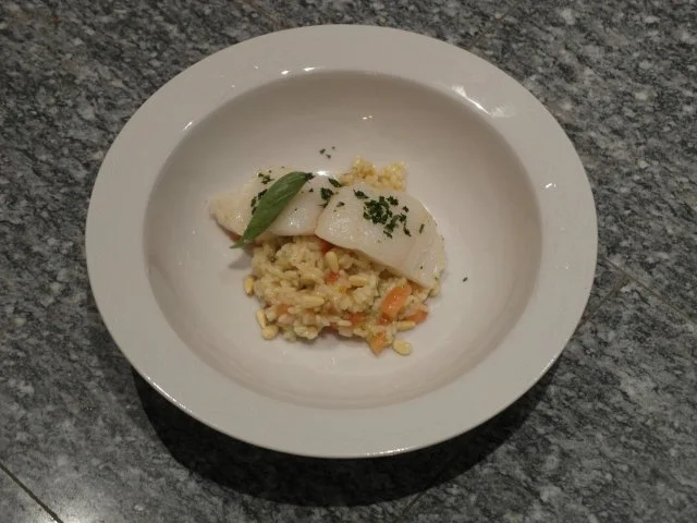 Rezept: Parfümiertes Heilbuttfilet auf peppigen Tomatenrisotto Parfümiertes Heilbuttfilet auf peppigen Tomatenrisotto - Rezept