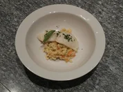 Parfümiertes Heilbuttfilet auf peppigen Tomatenrisotto - Rezept