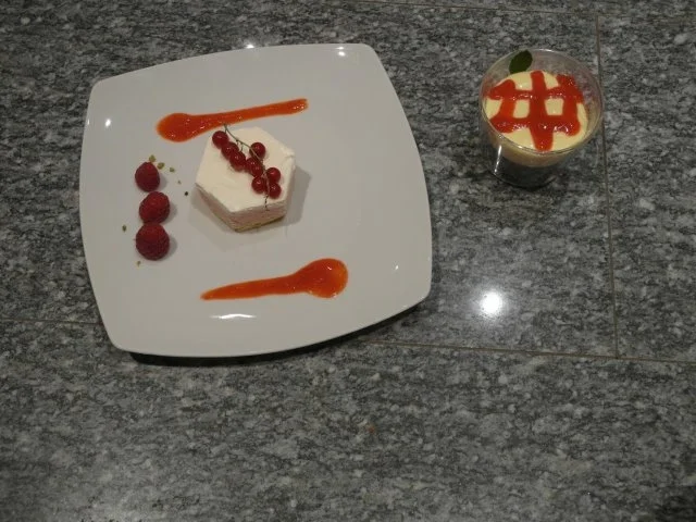 Himbeer-Joghurt-Türmchen und weißes Schokomousse - Rezept