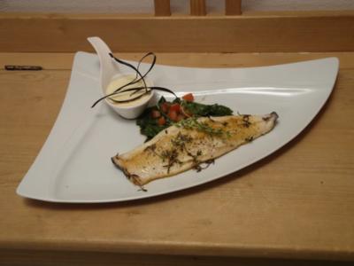 Rezept: Filet vom Saibling in Thymianbutter auf einem Salat vom jungen Spinat und Kartoffelschaum Filet vom Saibling in Thymianbutter auf einem Salat vom jungen Spinat und Kartoffelschaum - Rezept
