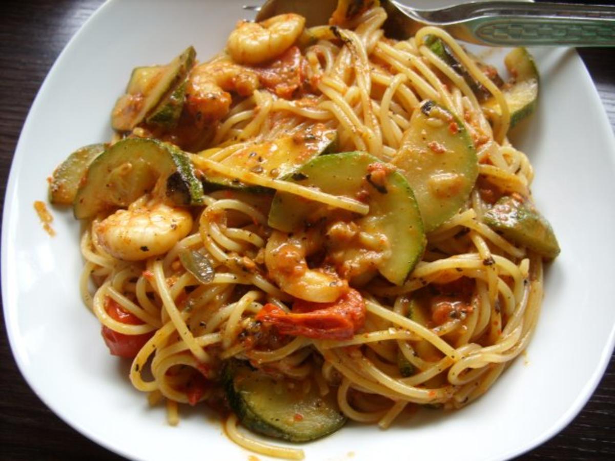 Spaghetti Mit Zucchini Tomaten Sosse Und Scampi Rezept Kochbar De