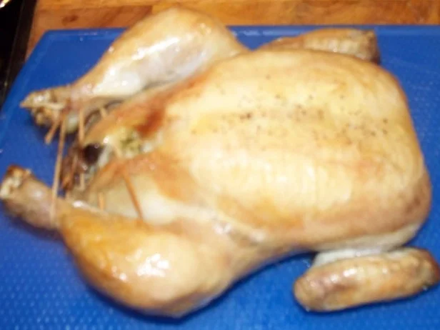 Rezept: Brathähnchen mit Laugengebäck-Pilz-Füllung Brathähnchen mit Laugengebäck-Pilz-Füllung - Rezept