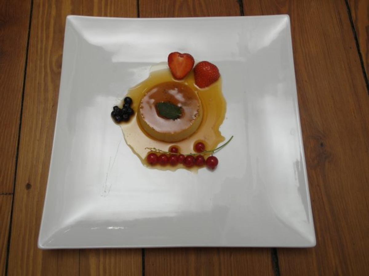 Bilder für Crème Caramel renversée aux baies - Karamell-Creme mit Beeren - Rezept