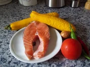 Lachssteak auf Gemüsebett - Rezept