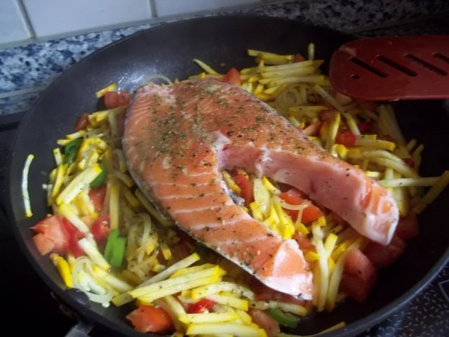 Lachssteak auf Gemüsebett - Rezept - Bild Nr. 6