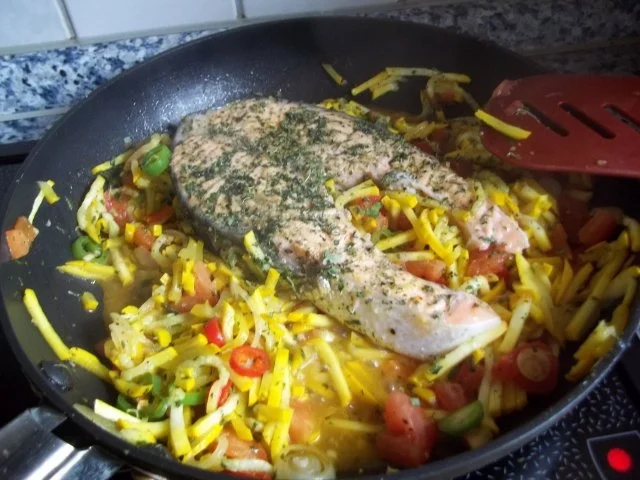 Lachssteak auf Gemüsebett - Rezept - Bild Nr. 7