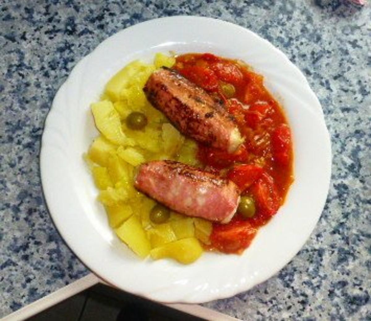 Kabeljau in Salami gebraten mit lauwarmem Tomatensalat - Rezept