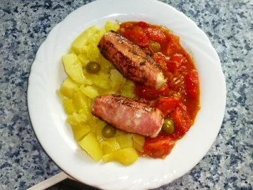Kabeljau in Salami gebraten mit lauwarmem Tomatensalat - Rezept