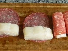 Kabeljau in Salami gebraten mit lauwarmem Tomatensalat - Rezept - Bild Nr. 2